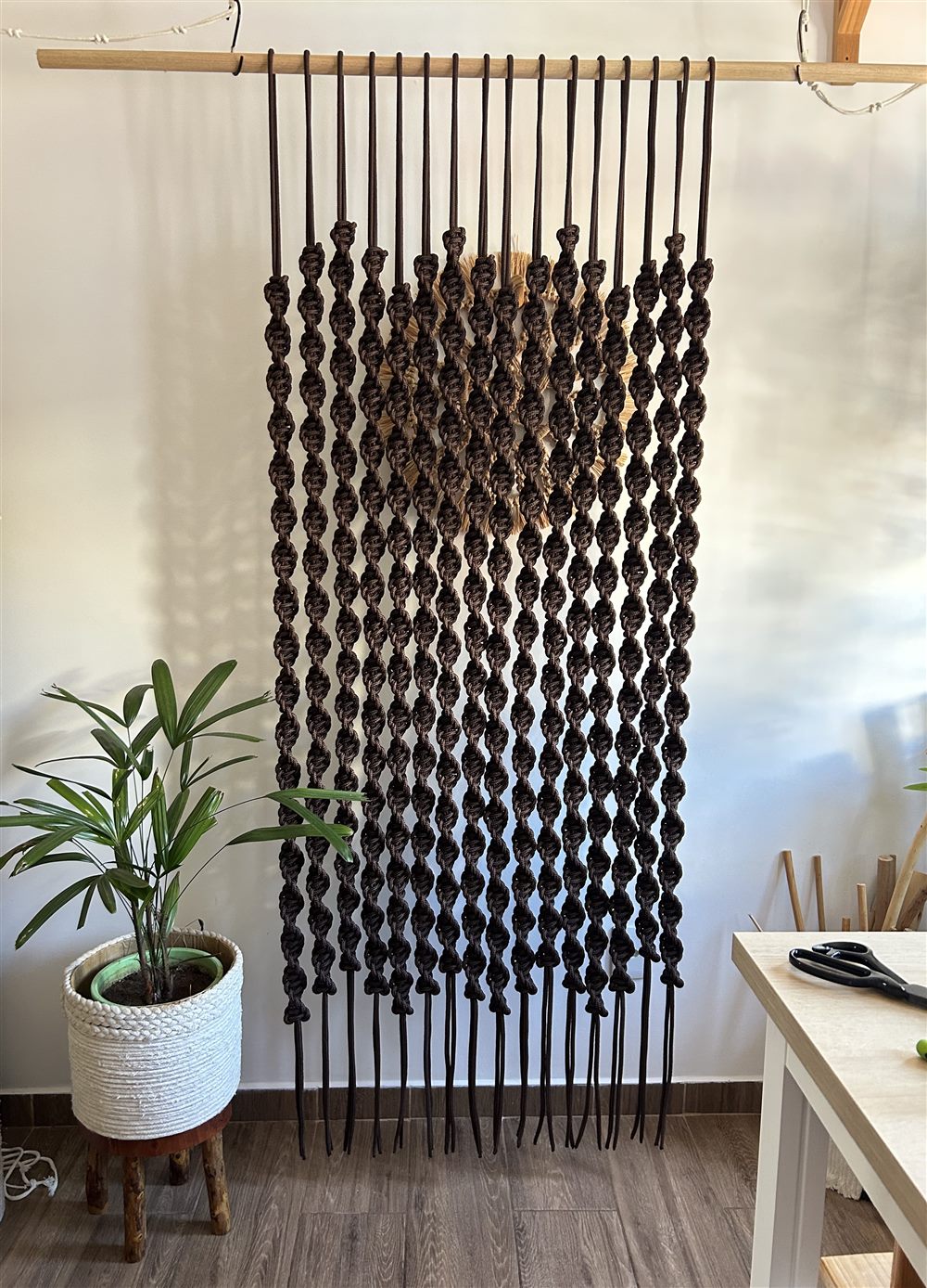 Peça de decoração em macramê