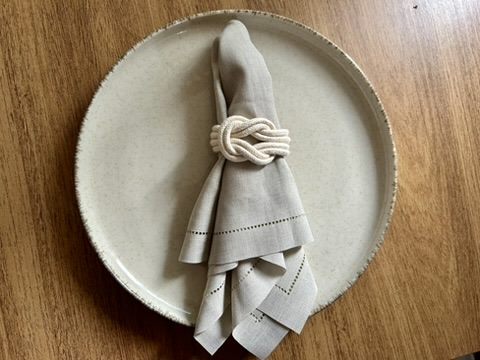 Peça de mesa posta em macramê