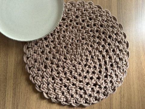Peça de mesa posta em macramê