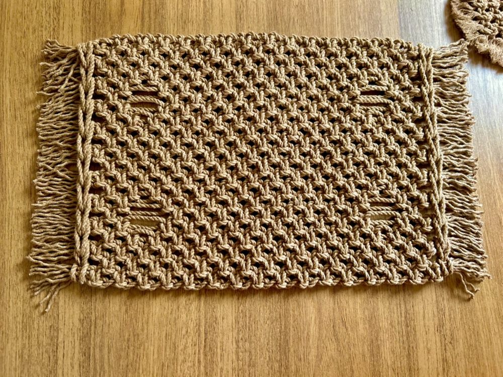 Peça de mesa posta em macramê