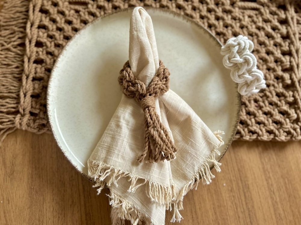 Peça de mesa posta em macramê