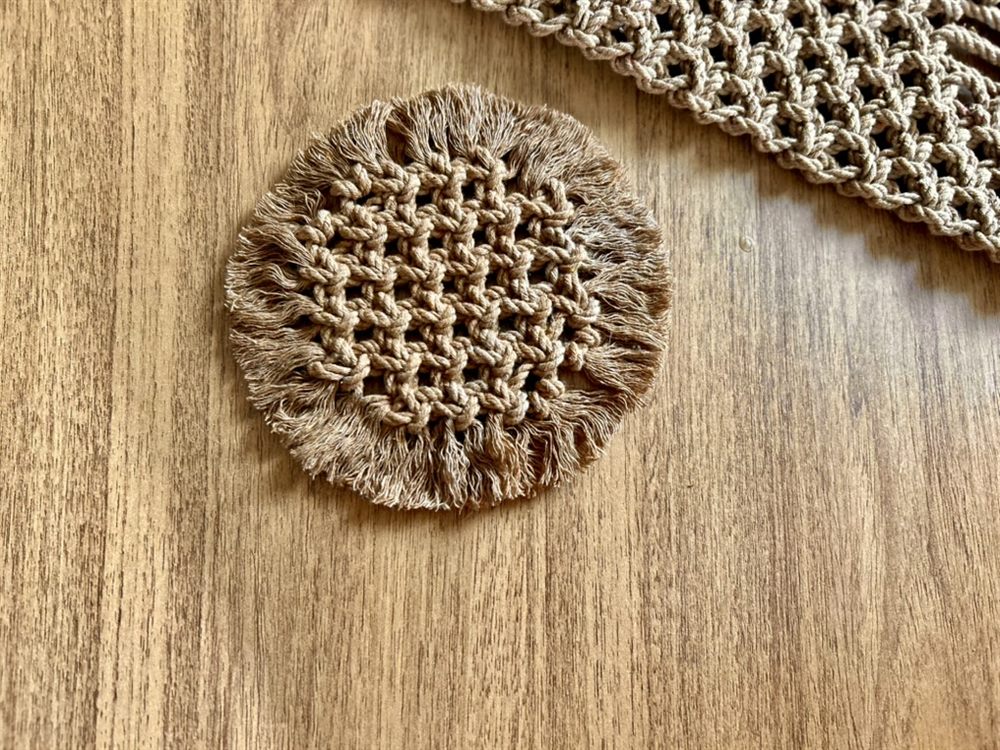 Peça de mesa posta em macramê